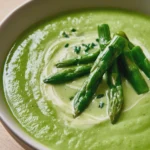 Cremige grüne Spargelsuppe